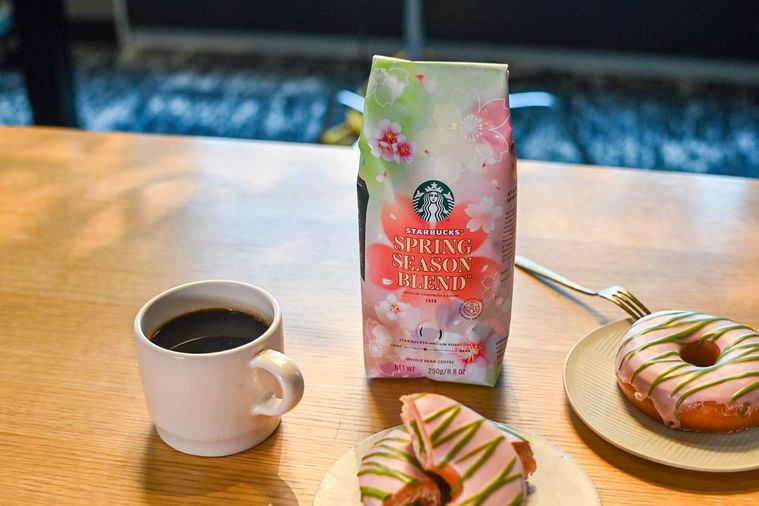 カップに入ったコーヒーとコーヒー豆のパッケージ