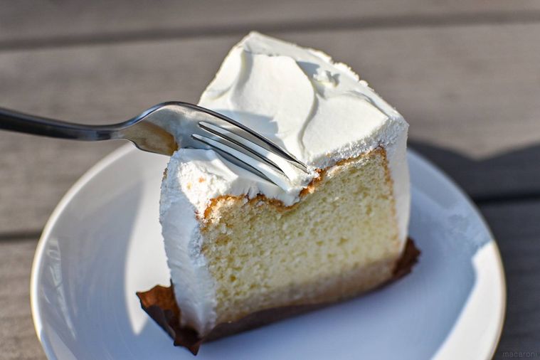 フォークでシフォンケーキをすくおうとしているところ