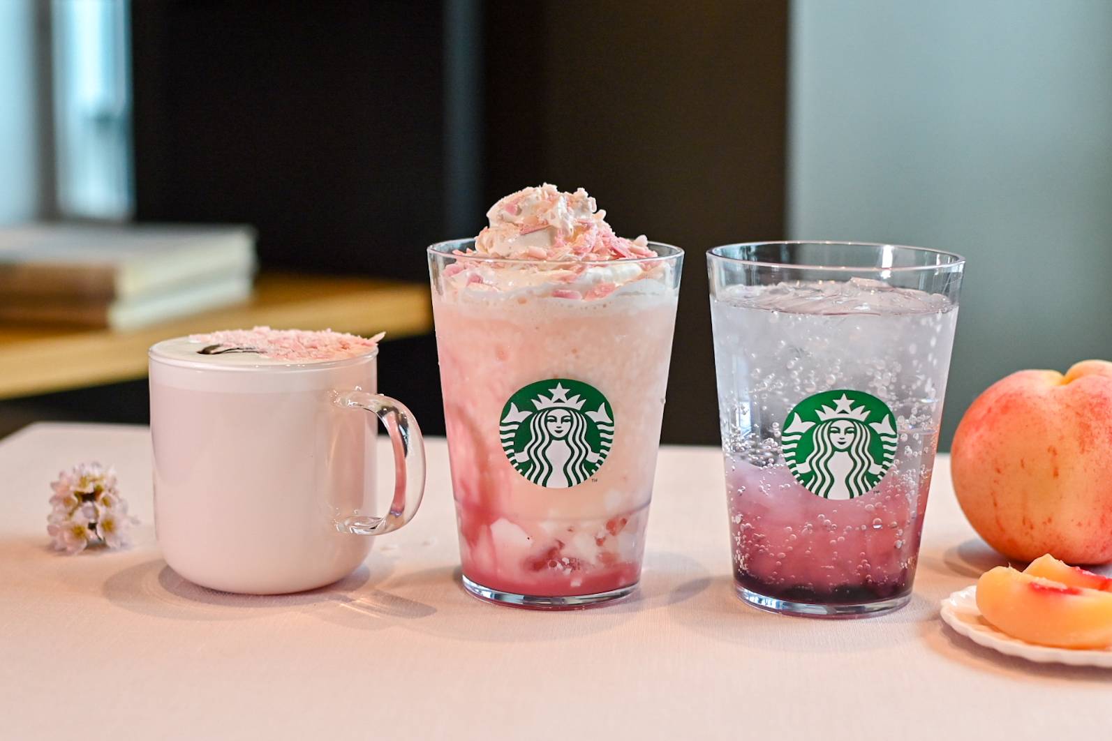 スタバ新作フラペチーノ®は「白桃×桜」!春全開の一杯はひと口目からとろけた - macaroni