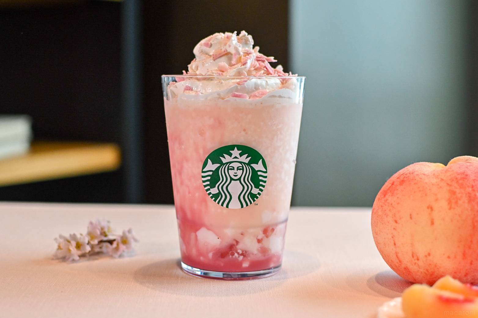 スタバ新作フラペチーノ®は「白桃×桜」!春全開の一杯はひと口目からとろけた - macaroni