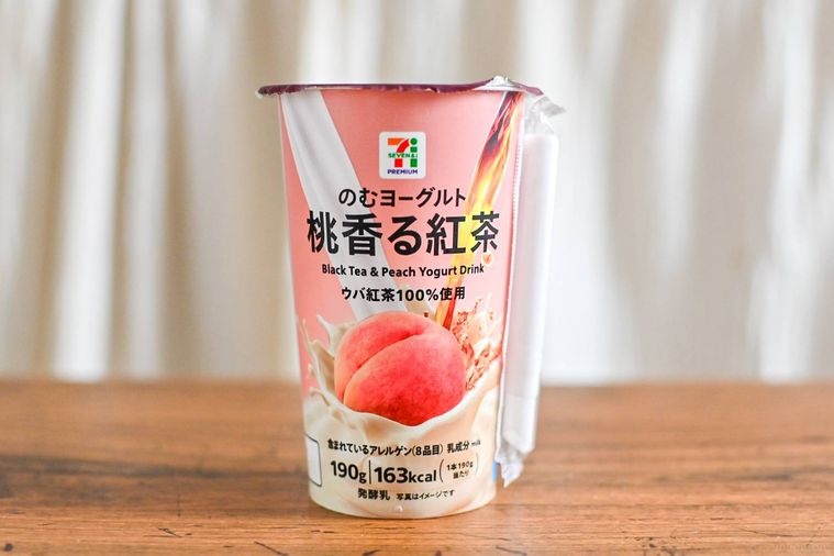 ドリンクのカップを正面から