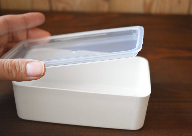 バターがスッキリ入るケースのフタを持ち上げているところ