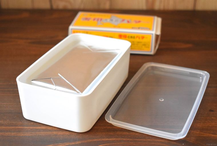 バターがスッキリ入るケースにバターを入れているところ