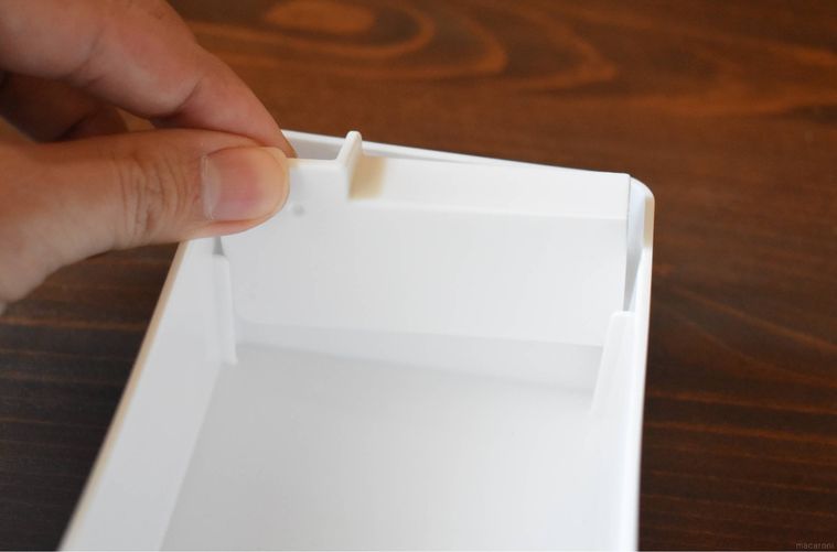 バターケース カッター付きからカッターを取り出すところ