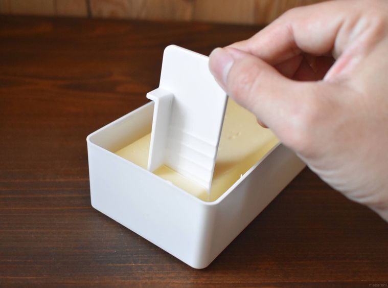 バターケース カッター付きのカッターでバターをカットする様子