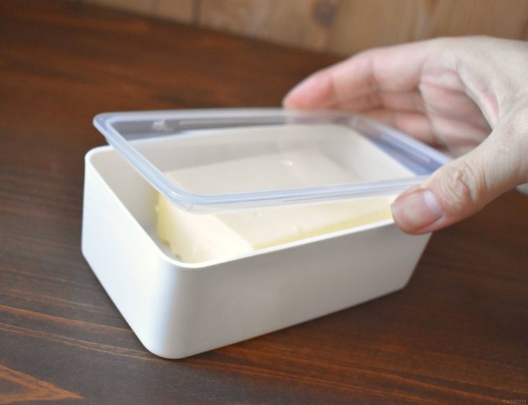バターがスッキリ入るケースのフタを持ち上げているところ