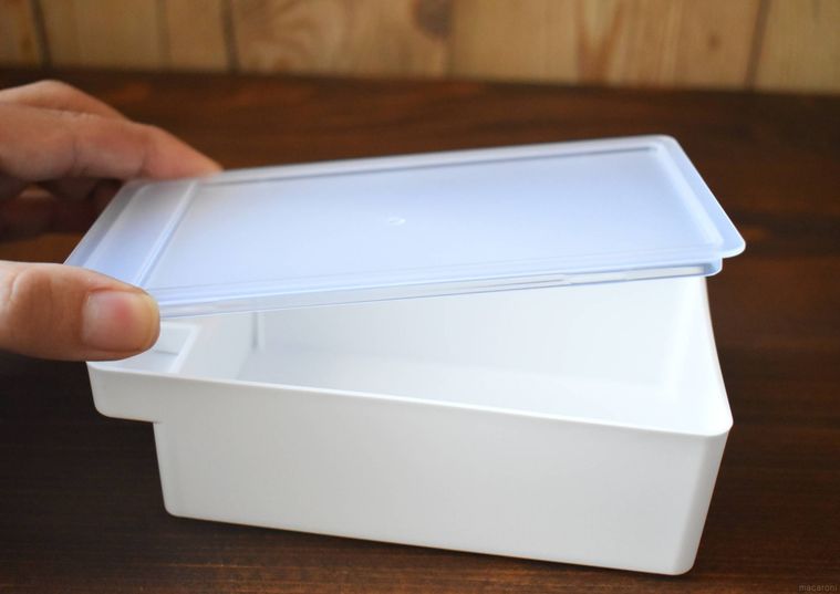 バターケース カッター付きのフタを開けているところ