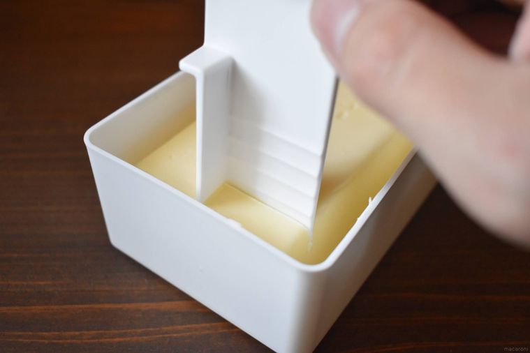 バターケース カッター付きのカッターでバターをカットする様子