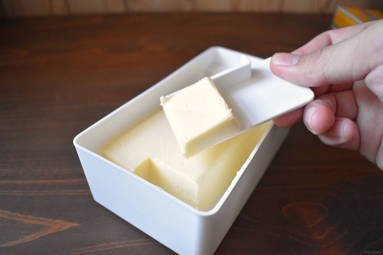 バターケース カッター付きのカッターでカットしたバターを持ち上げている様子