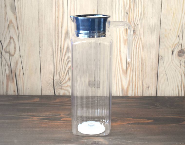 セリアのPET冷水筒1.0Lが置かれている