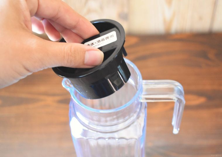 PET冷水筒1.0Lの蓋を外すところ