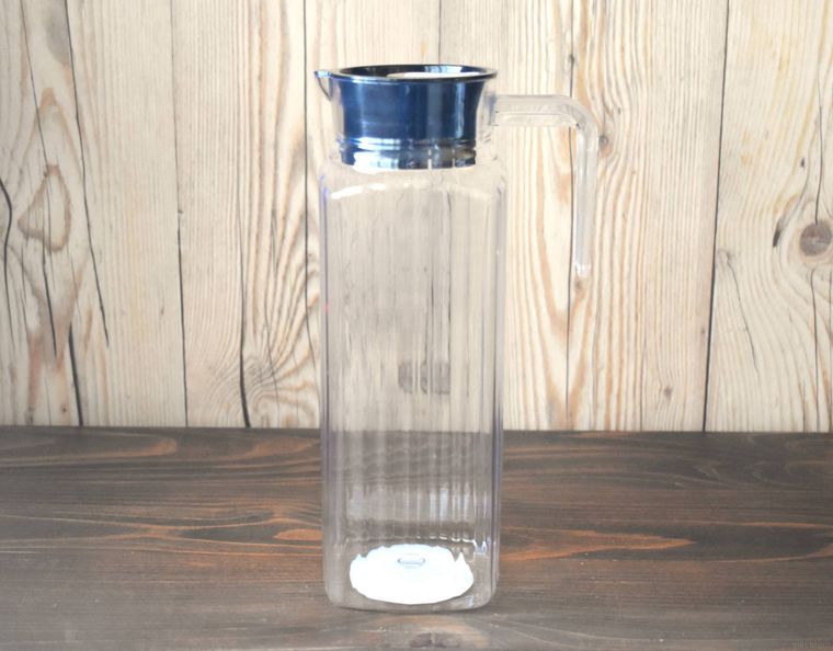 セリアのPET冷水筒1.0Lが置かれている