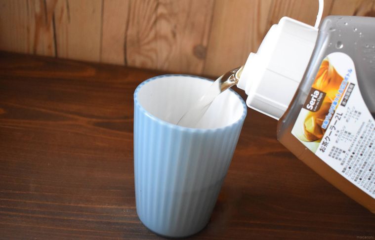 お茶クーラー2Lの麦茶をコップに注いでいる様子