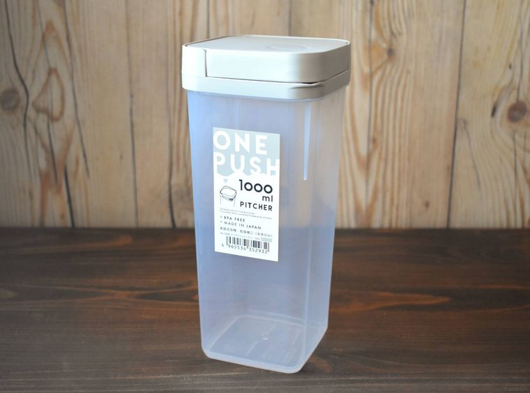 セリアのワンプッシュピッチャー 1000が置かれている