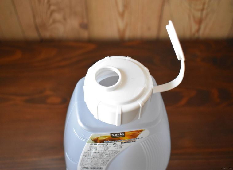 お茶クーラー2Lの注ぎ口を開けている