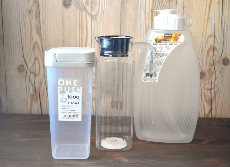 セリアの麦茶ポット3つが置かれている