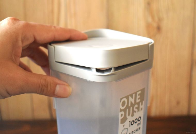 ワンプッシュピッチャー 1000の蓋をワンプッシュで開けているところ