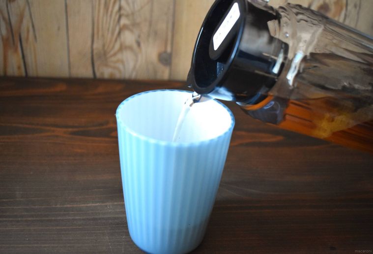 PET冷水筒1.0Lの麦茶をコップに注ぐ様子