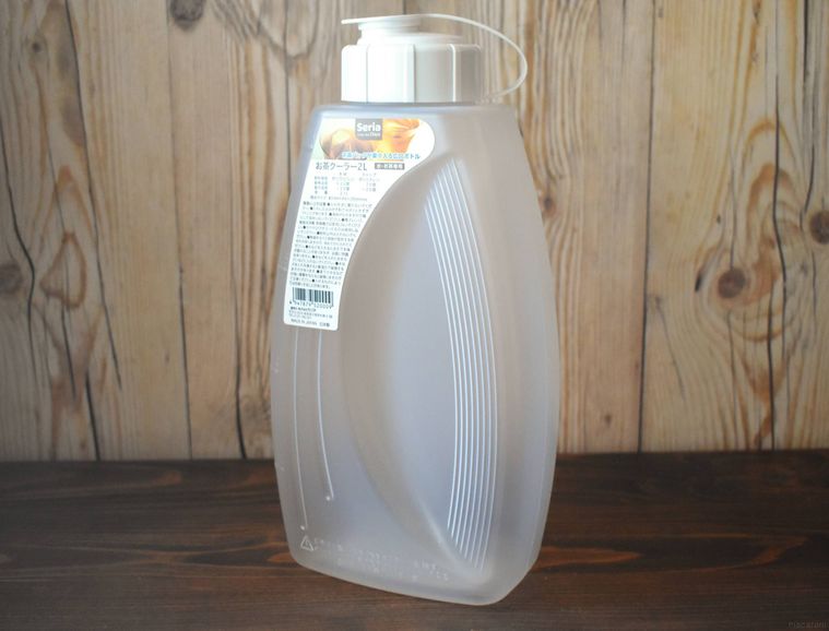 セリアのお茶クーラー2Lが置かれている