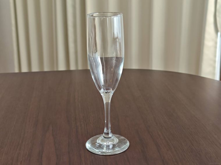 エンバシーフルートグラス177mlが机の上に置いてある