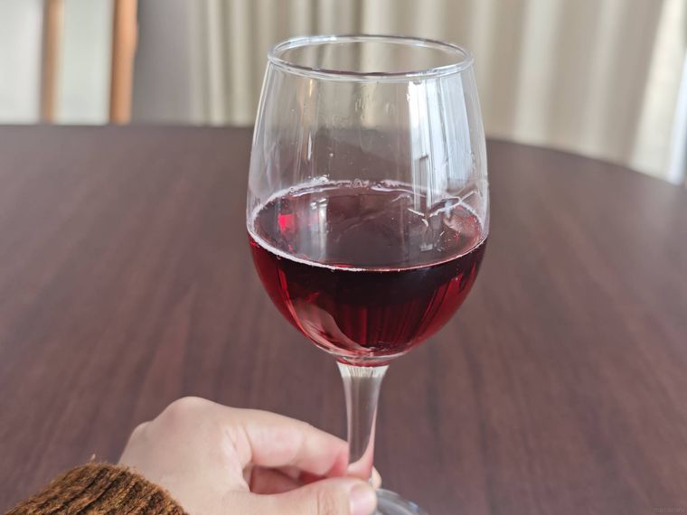 JHワイングラス320mlを使っている様子