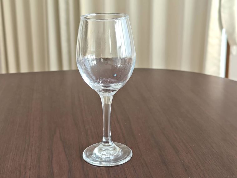 JHワイングラス320mlが机の上に置いてある