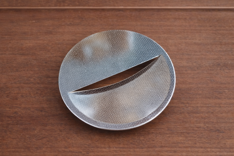 排水口カバーフラットタイプが机の上に置いてある