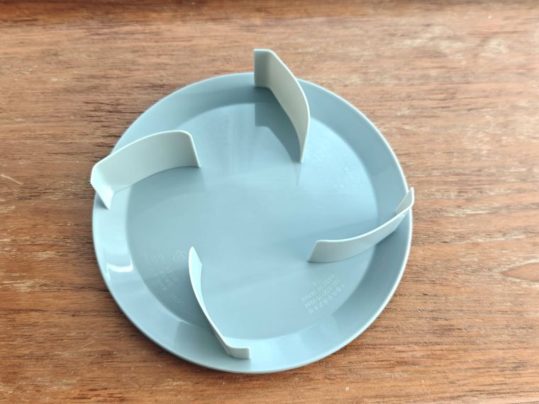 排水口カバースタンドタイプが机の上に置いてある