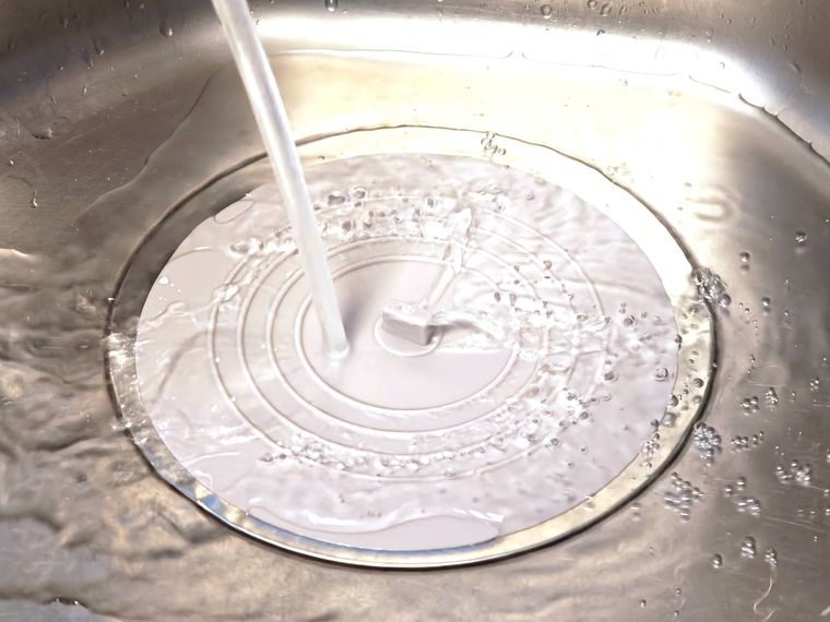 排水口止水フタを使っている様子