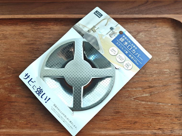 排水口カバーが机の上に置いてある