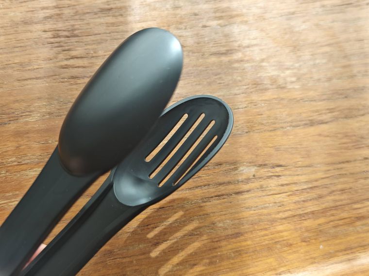 スプーントングが机の上に置いてある