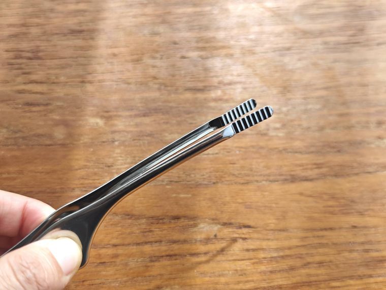 ミニバーベキュートングを持っている様子