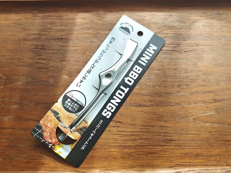 ミニバーベキュートングが机の上に置いてある