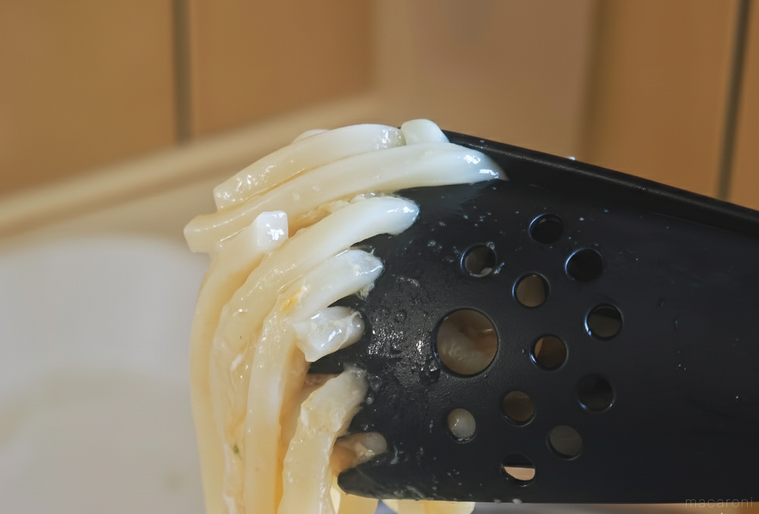 多機能トングを使っている様子