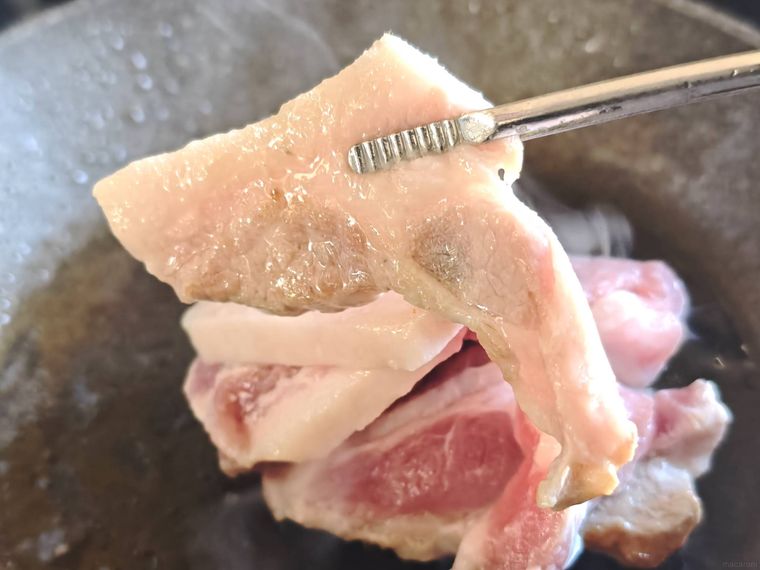 焼肉を焼いている様子