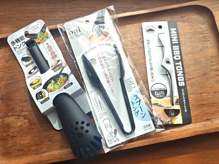 セリアのトングが机の上に置いてある