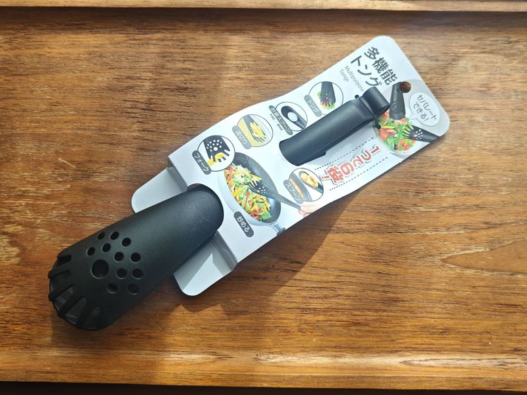 多機能トングが机の上に置いてある