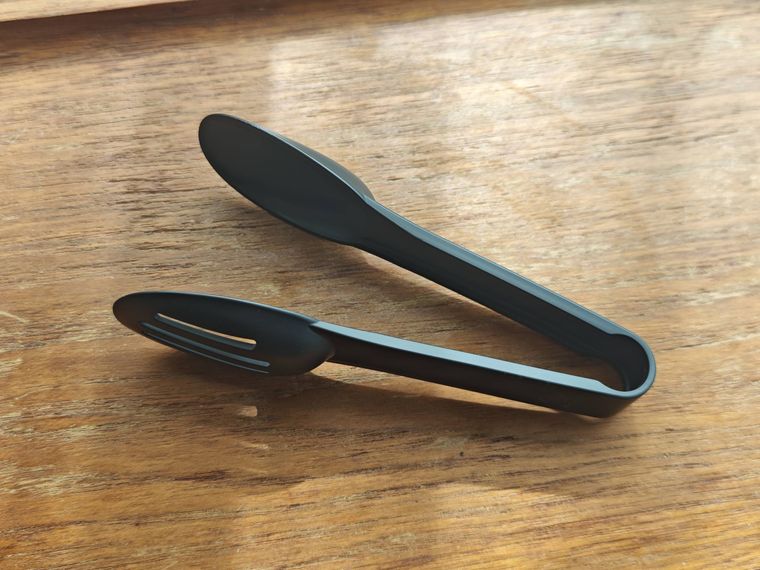 スプーントングが机の上に置いてある