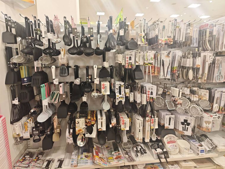 セリアのトングの販売コーナー