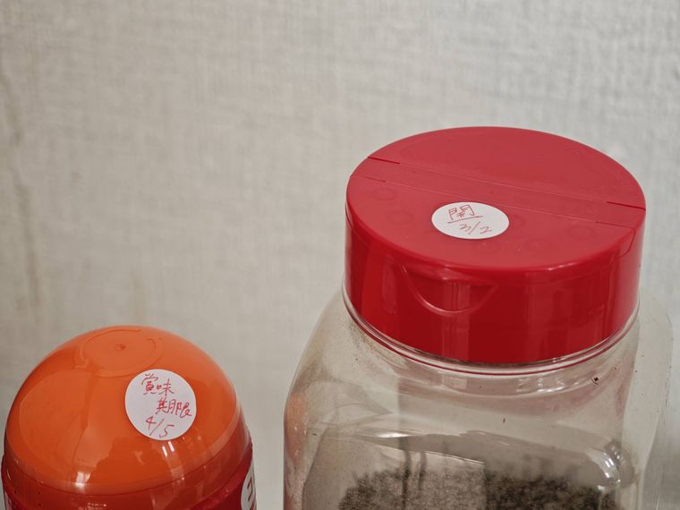 冷蔵庫・食品ストック管理にシールを使っている様子