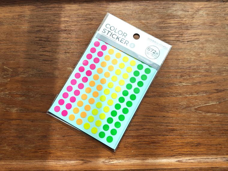 蛍光カラーシール小が机の上に置いてある