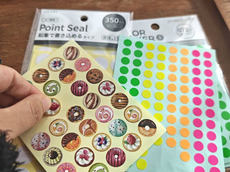 シールを剥がしている様子