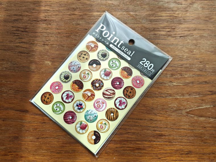 ポイントシール スウィーツコレクションが机の上に置いてある