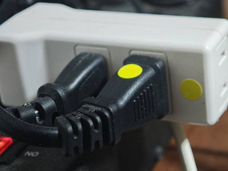 家電・コード類のペア管理にシールを使っている