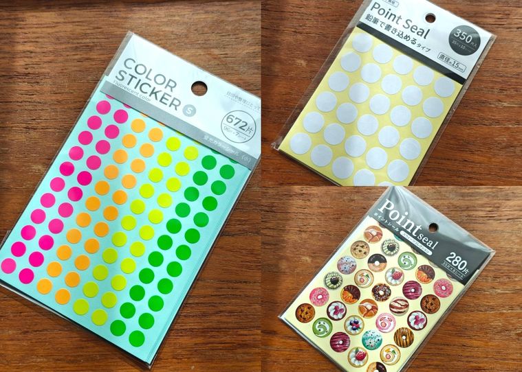 セリアのシールが机の上に置いてある