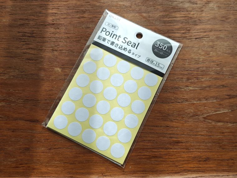 ポイントシール 鉛筆で書き込めるタイプが机の上に置いてある
