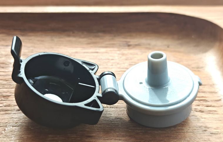 アニマル ペットボトルキャップが机の上に置いてある