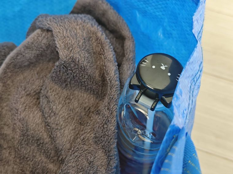 アニマル ペットボトルキャップをつけたペットボトルを使っている様子