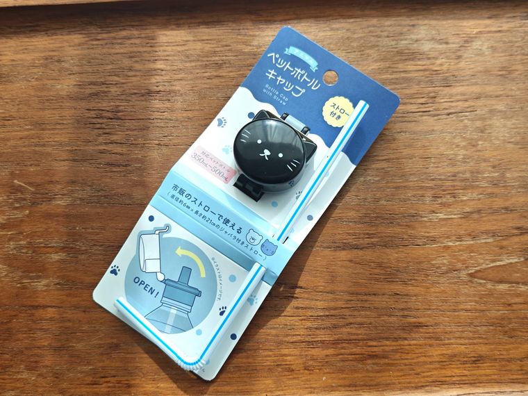 アニマル ペットボトルキャップが机の上に置いてある