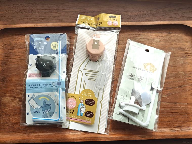 セリアのペットボトルストローが机の上に置いてある